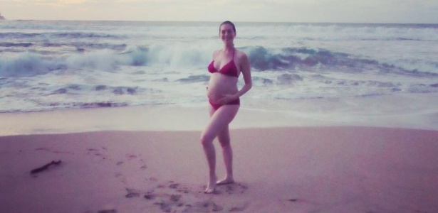 De biquíni, Anne Hathaway postou foto exibindo sua barriga de grávida em uma praia - Reprodução/Instagram