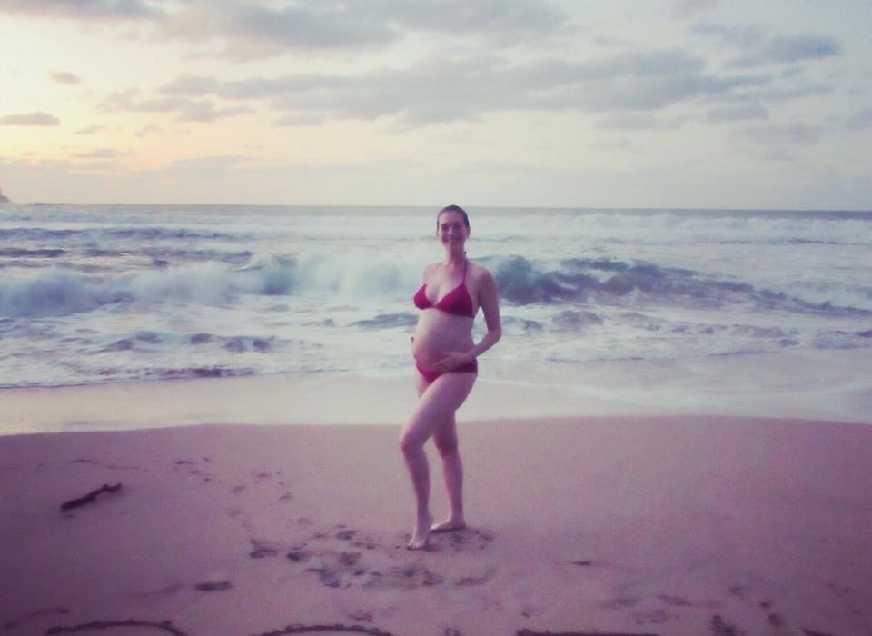 4.jan.2016 - De biquíni, Anne Hathaway postou foto exibindo sua barriga de grávida em uma praia. A atriz tomou a atitude depois de perceber que estava sendo fotografa por paparazzi - Reprodução/Instagram