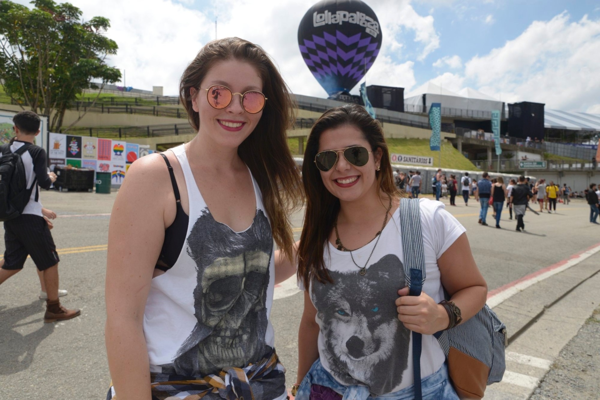 12.mar.2016 - Gatas entre o público do primeiro dia do Lollapalooza Brasil 2016 - Rafael Roncato/UOL