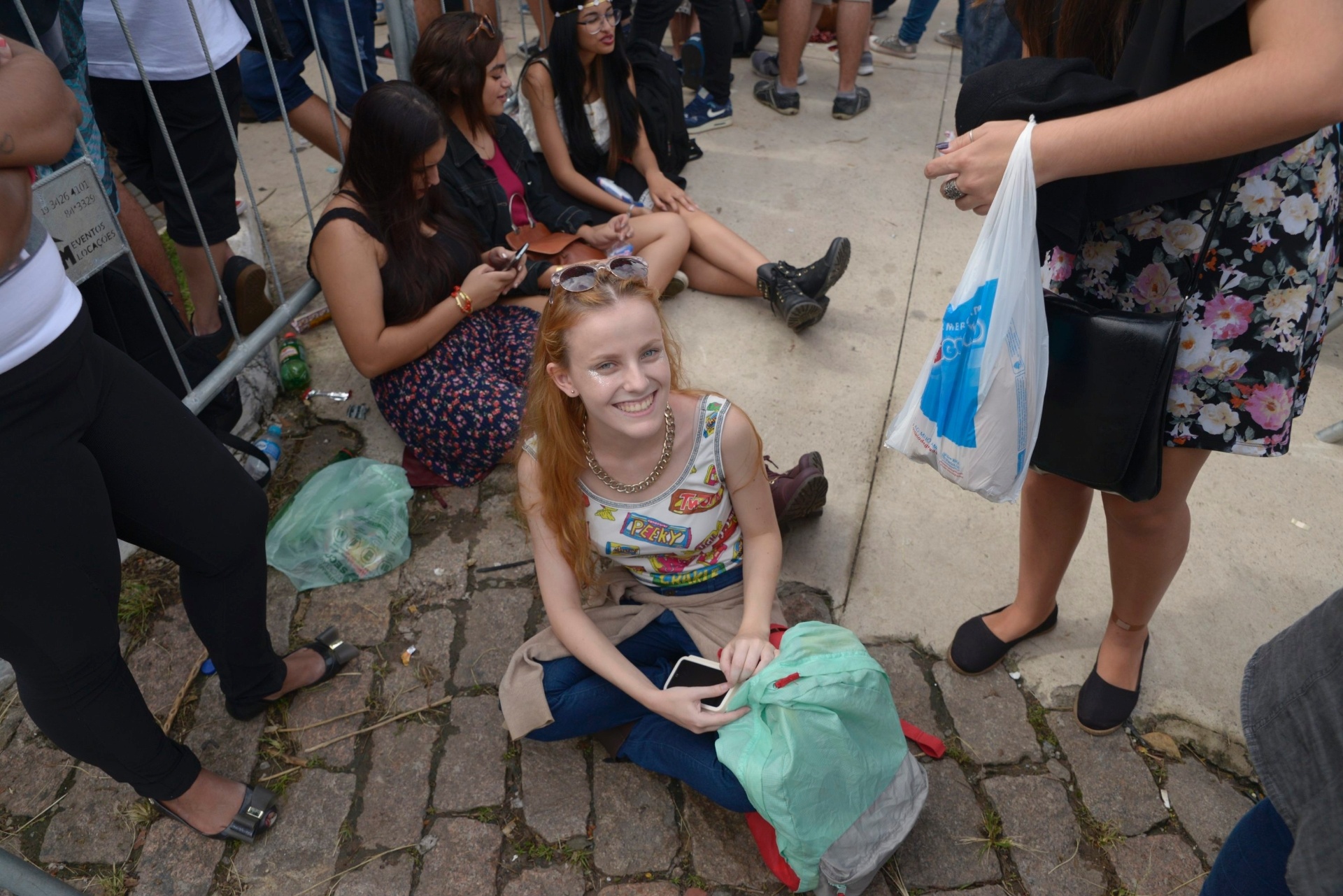 12.mar.2016 - Público aguarda na fila a abertura dos portões para o primeiro dia do Lollapalooza Brasil 2016 - Rafael Roncato/UOL