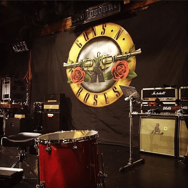 O palco já está sendo preparado para a apresentação do Guns N' Roses - Reprodução