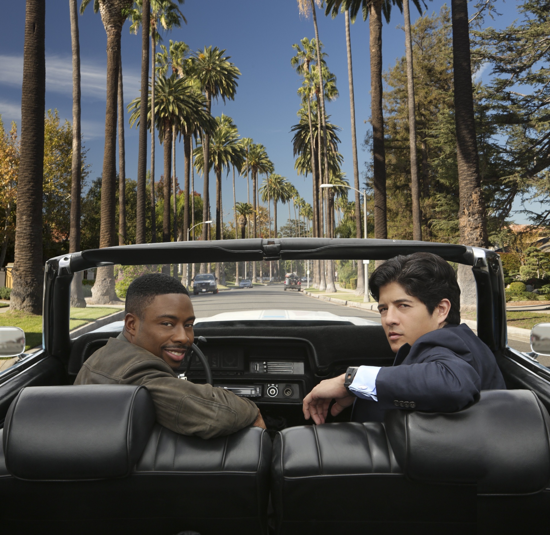 Na série "A Hora do Rush", Justin Hires e John Foo revivem os detetives Carter e Lee, papéis que foram de Chris Tucker e Jackie Chan no cinema - Divulgação