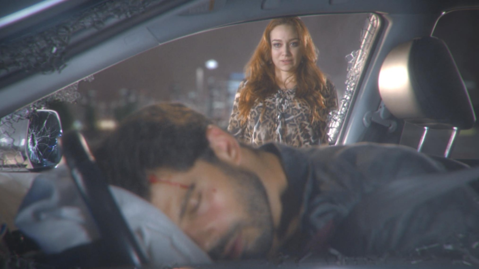 Em "Cúmplices de um Resgate", Otávio (Duda Nagle) está prestes a descobrir a verdade sobre o sequestro das gêmeas Manuela e Isabela (Larissa Manoela), mas a vilã Regina (Maria Pinna) decide dar um fim à vida do galã e provoca um criminoso e gravíssimo acidente de carro. A cena irá ao ar nesta quinta-feira (30), no SBT - Reprodução/SBT