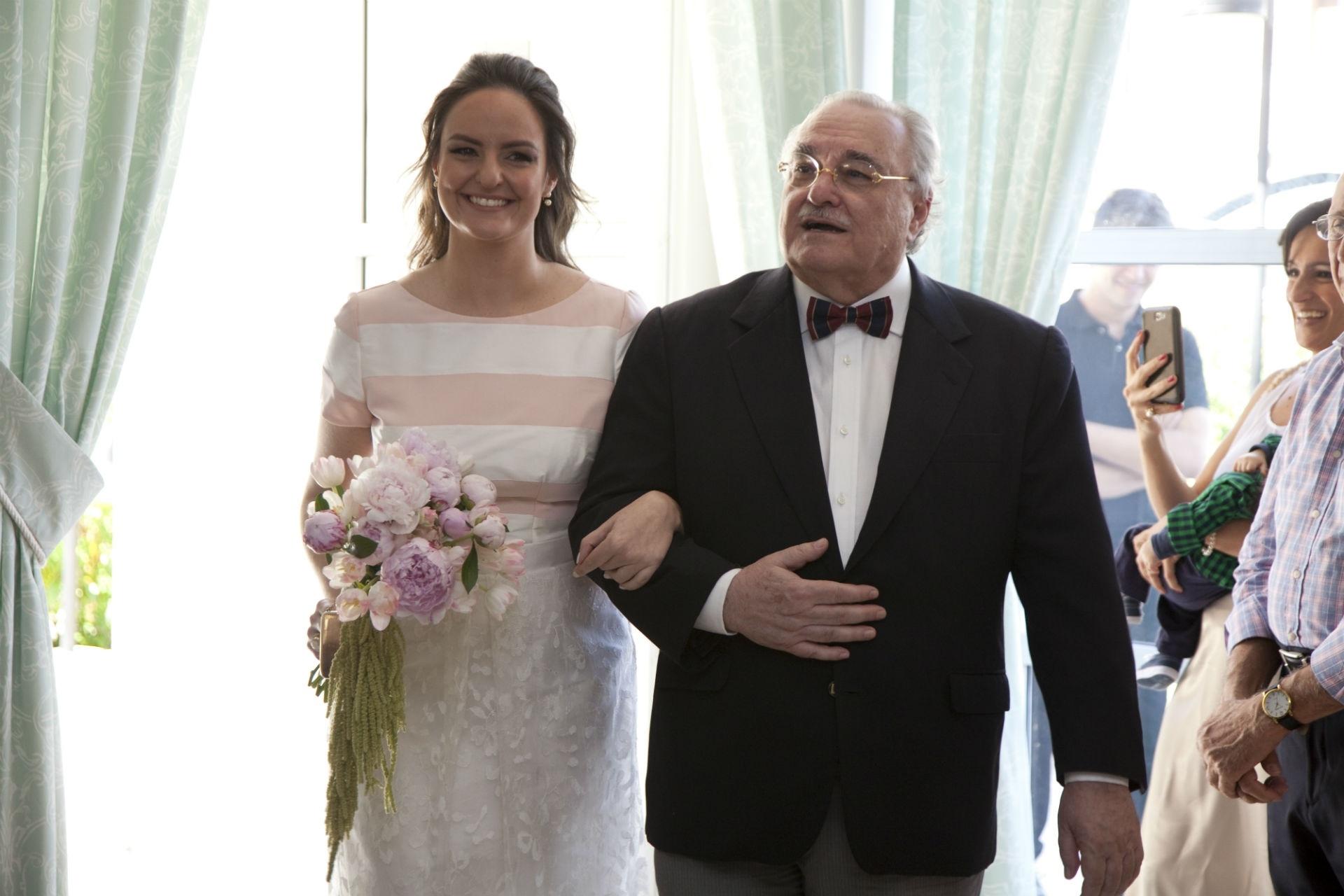 "Como os convidados fazem parte do nosso dia a dia e acompanham a nossa história, a festa foi mais emocionante", diz a noiva Bruna Beraldo. Ela optou por um casamento com apenas 30 pessoas e a festa foi realizada durante o dia, no prédio onde ela e o noivo vivem (usar apenas no respectivo material, foto de personagem) - Maíra Preto/ Divulgação