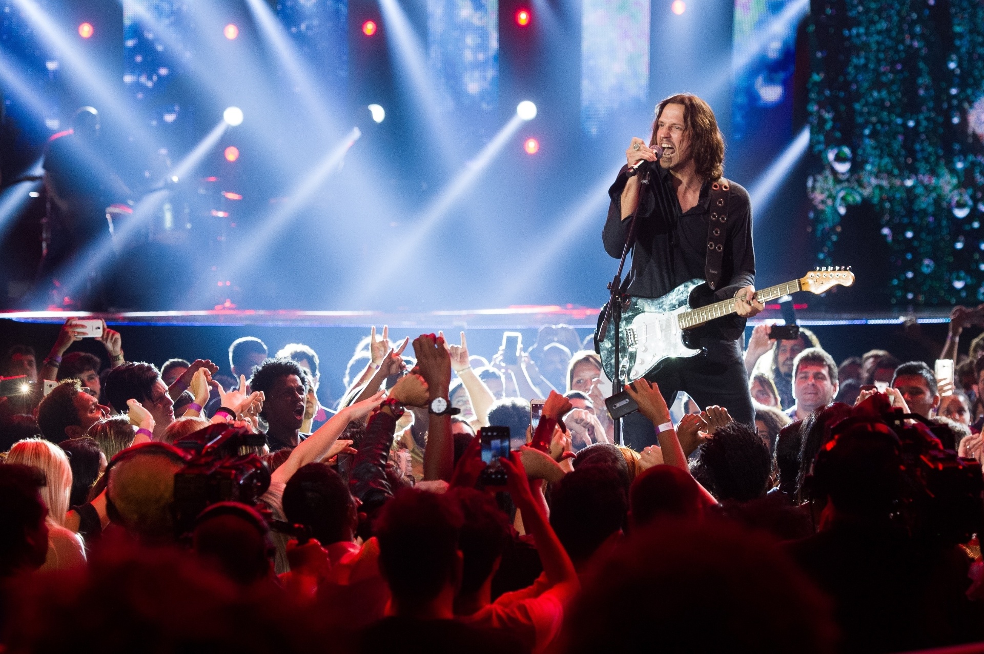 26.out.2016 - Gui Santiago (Vladimir Brichta) canta a música "Nossa Hora" em gravação da novela "Rock Story" realizada no palco do Prêmio Multishow - João Cotta/TV Globo