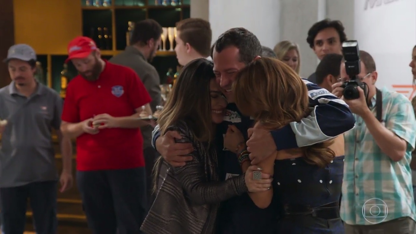 Tamara e Tancinha comemoram vitória de Apolo no último capítulo de "Haja Coração" - Reprodução/TV GloboReprodução/TV Globo