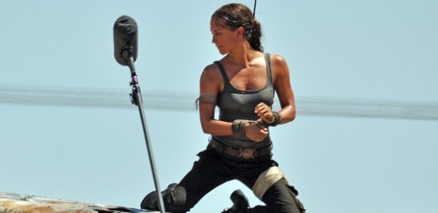 Figurino de Vikander como Lara lembra visual de reboot de "Tomb Raider" - Reprodução
