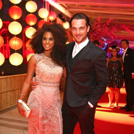 O casal Aline Wirley e Igor Rickli ao chegar no Baile do Copa, na noite deste sábado - Marcelo de Jesus/ UOL - Marcelo de Jesus/ UOL