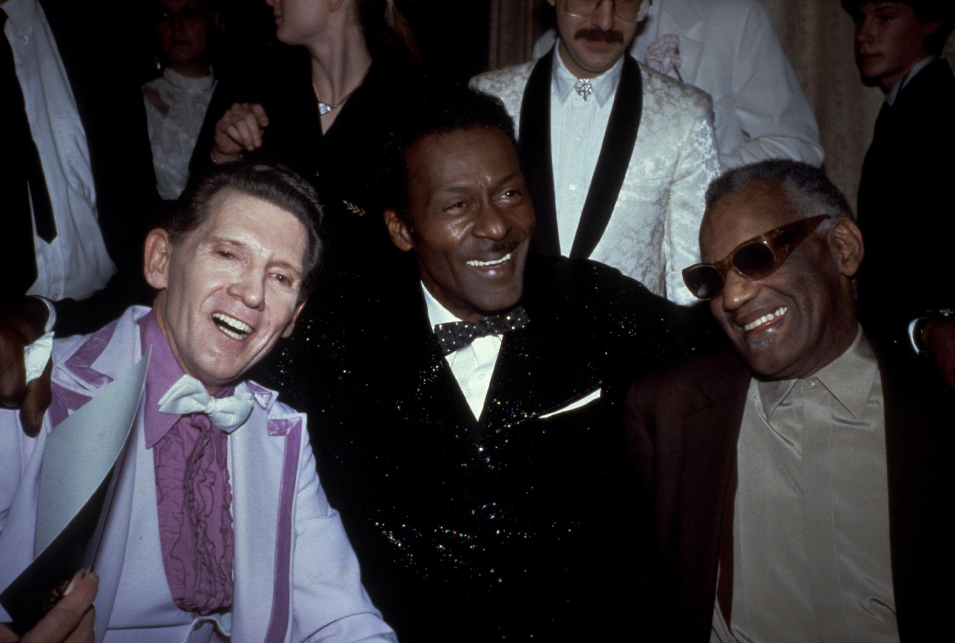 Jerry Lee Lewis, Chuck Berry e Ray Charles participam da cerimônia de introdução ao Hall da Fama do Rock 'n' Roll em 1986, em Nova York - Sonia Moskowitz/IMAGES/Getty Images