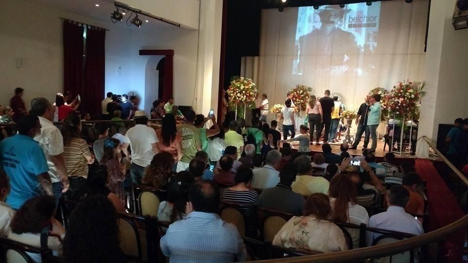 Amigos e familiares se despedem de Belchior no teatro São João, em sua cidade natal, em Sobral (CE) - Divulgação/Secult/Facebook