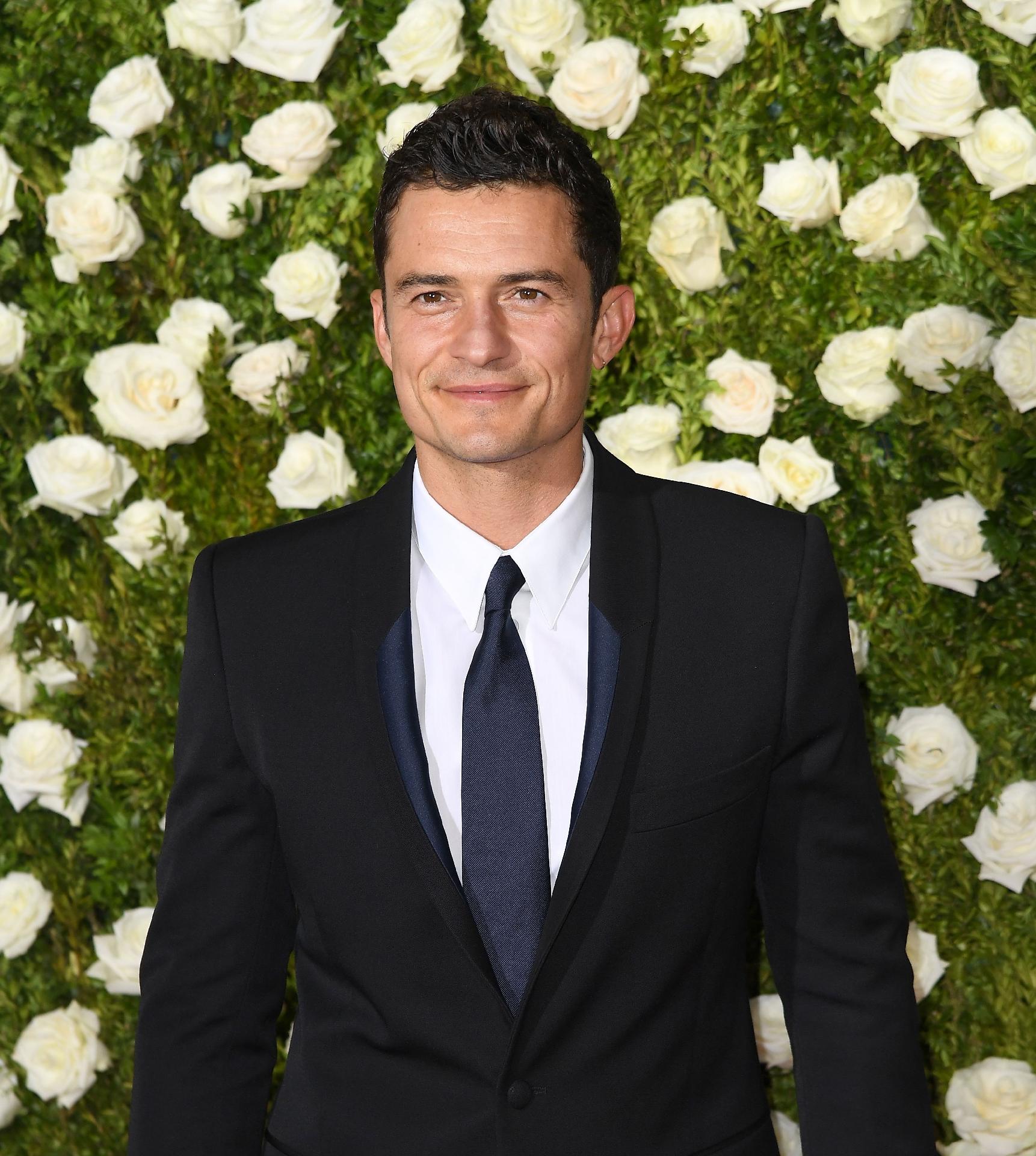 O ator Orlando Bloom chega para acompanhar o Tony Awards - Angela