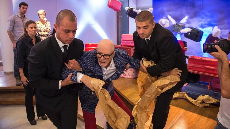 Pedrinho (Marcos Caruso) é retirado pelos seguranças em "Pega Pega" - Estevam Avellar/TV Globo - Estevam Avellar/TV Globo