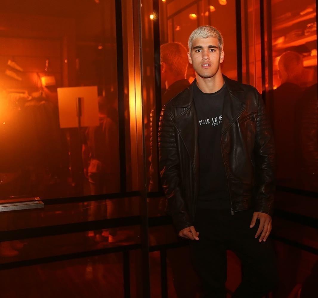 Conhecido como "Justin Bieber do Vidigal" após participar da gravação de um clipe de Anitta, o modelo Pietro Baltazar apareceu no lançamento da nova coleção da John John de produção total black.  - Reprodução/Instagram