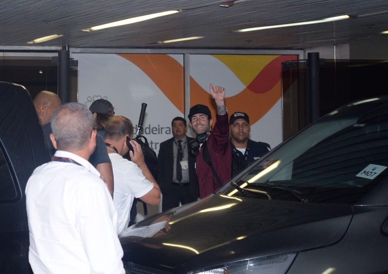 Atração dos dois primeiros dias de Rock in Rio, o vocalista do Maroon 5, Adam Levine, se despede dos fãs no embarque do Aeroporto Tom Jobim, no Rio de Janeiro - Vinicius Marinho /Brazil News