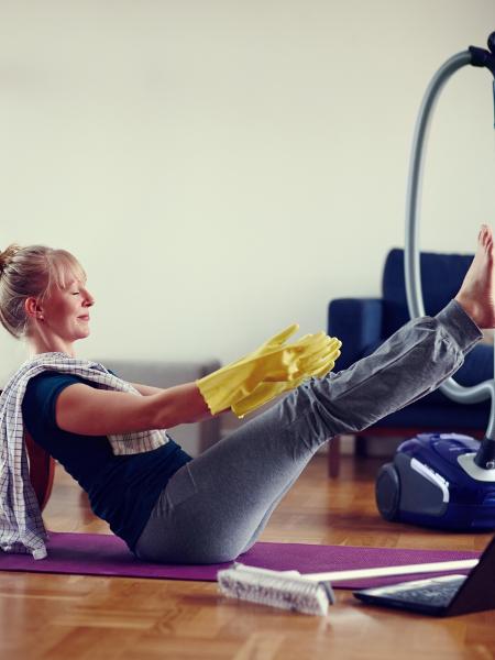 Não é só academia, como exercício também vale fazer ioga e até limpar a casa - iStock