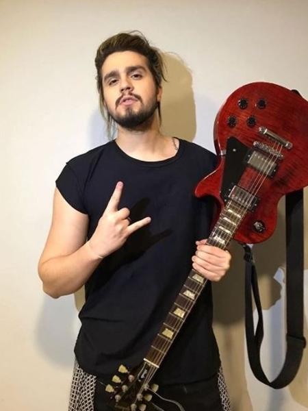 Luan Santana versão roqueiro com "chifrinho" do metal e pose com guitarra - Reprodução/Instagram