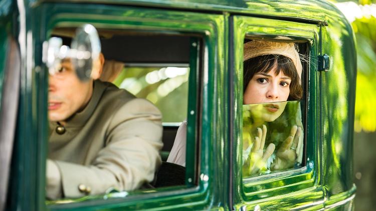 Gregório (Cristiano Garcia) para o carro ao avistar Inácio (Bruno Cabrerizo) caído na estrada. Lucinda (Andreia Horta) observa pela janela do carro em "Tempo de Amar" - João Miguel Júnior/TV Globo - João Miguel Júnior/TV Globo