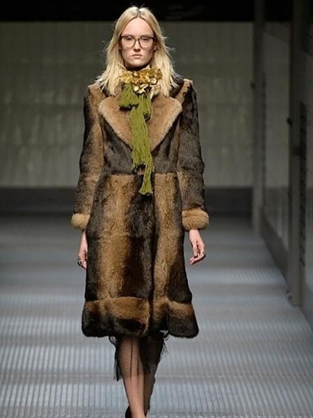 Modelo desfila casaco de pele da Gucci, de coleção antiga - Getty Images