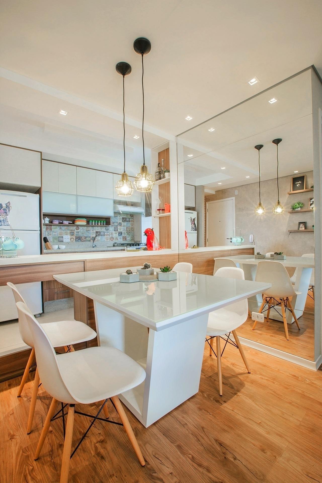 Comprado pronto em homecenters, o kit decorado usado na cozinha é um adesivo que recobre os azulejos com facilidade. É outra boa ideia da Oficina 11.11 para garantir um visual descontraído sem ter que elaborar paginações complexas com outros revestimentos ou ladrilhos, otimizando tempo e gastando pouco - Daniel Popov/Divulgação