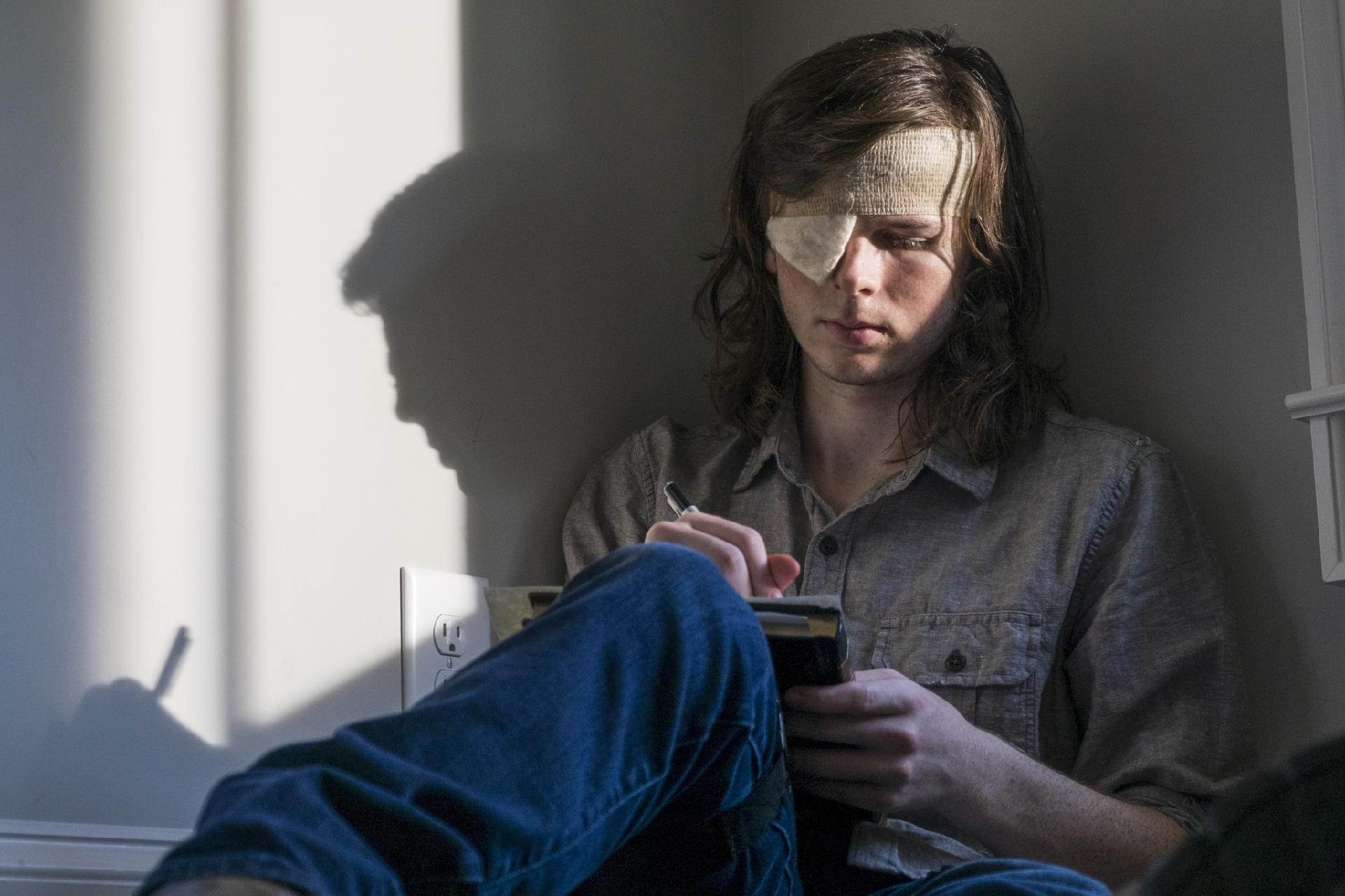 Carl (Chandler Riggs) escreve cartas em cena do nono episódio da oitava temporada de "The Walking Dead" - Divulgação