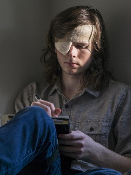 Carl (Chandler Riggs) escreve cartas em cena do nono episódio da oitava temporada de "The Walking Dead" - Divulgação - Divulgação