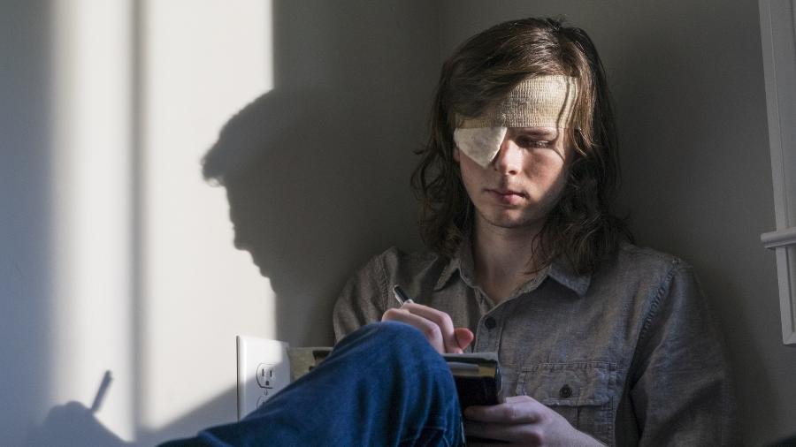 Carl (Chandler Riggs) escreve cartas em cena do nono episódio da oitava temporada de "The Walking Dead" - Divulgação