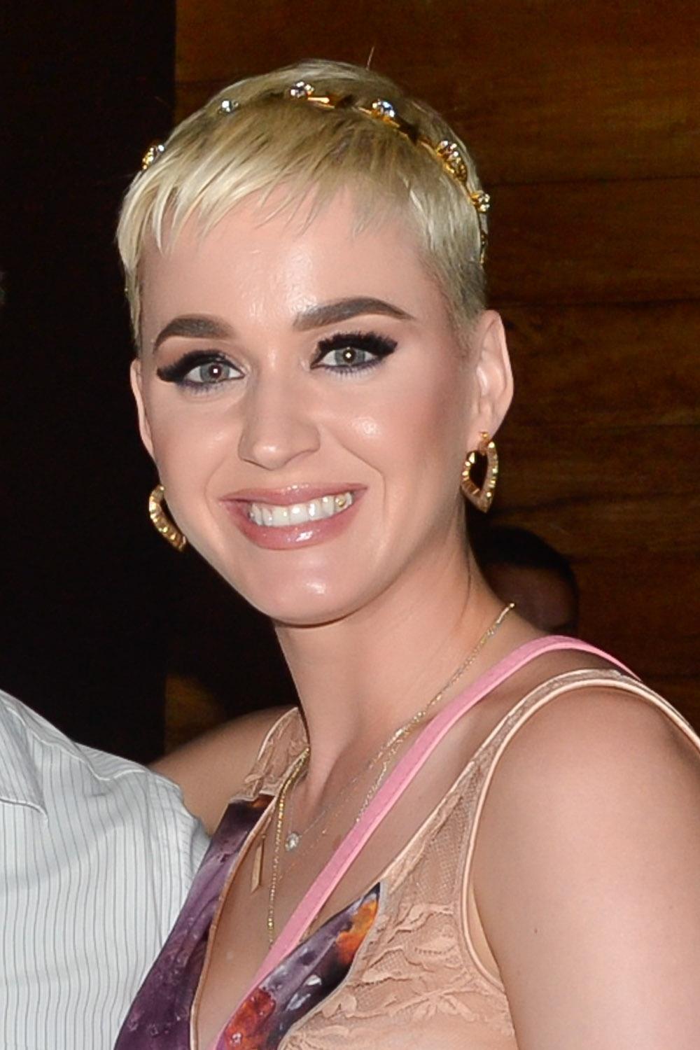 A cantora Katy Perry, que faz show em São Paulo neste sábado (17), saiu para jantar em uma churrascaria na sexta-feira e, muito simpática, conversou com fãs, tirou fotos e até autografou o braço de um deles - Clayton Felizardo/Brazil News