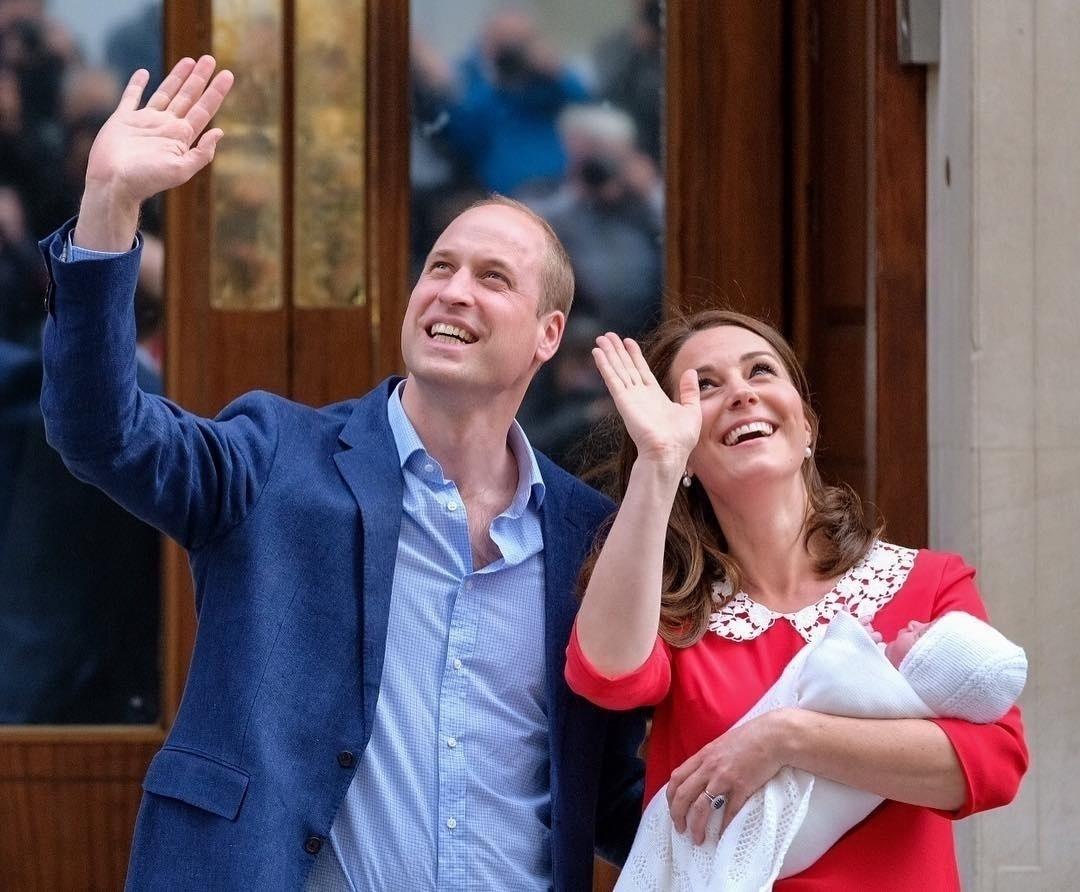 Sorridentes, a duquesa Kate Middleton e o príncipe William posaram com o terceiro para fotos, na porta da maternidade - Reprodução/Instagram