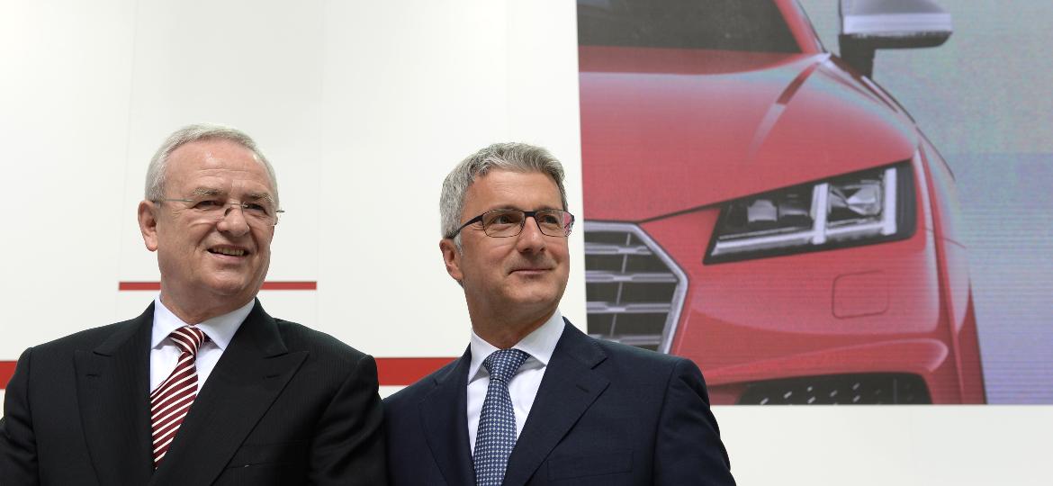 Em foto de 2014, Rupert Stadler (à direita) aparece ao lado do ex-chefão da VW Martin Winterkorn, primeiro a cair pelo "dieselgate" - CHRISTOF STACHE/AFP