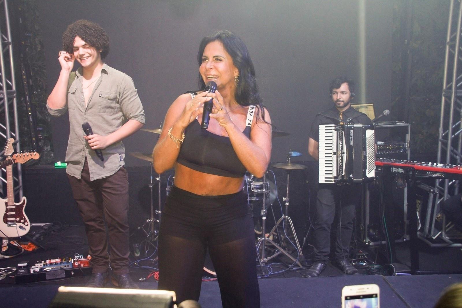 De barriga de fora, Gretchen canta na festa do canal Na Lata, de Antonia Fontenelle, no Alto da Boa Vista, zona norte do Rio - Marcos Ferreira/Brazil News