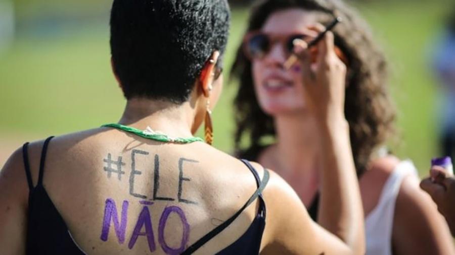 Pesquisa da USP feita entre manifestantes que foram ao ato #EleNão, em São Paulo, indica que composição foi homogênea, com maioria de esquerda, branca e com escolaridade e renda elevadas - AFP