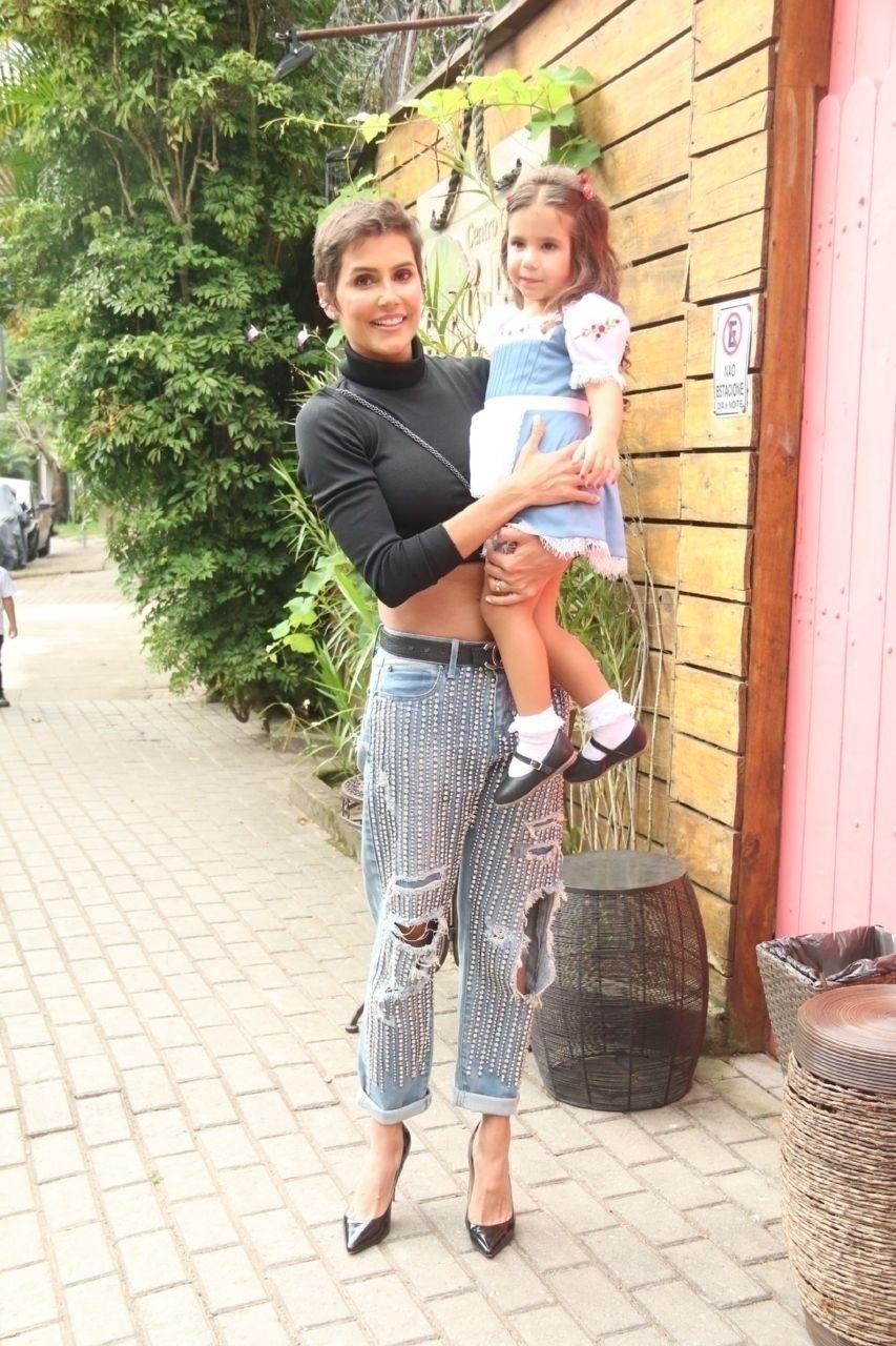 Deborah Secco e a filha Maria Flor chegam ao local da festa de seu aniversário de 3 anos - Daniel Pinheiro/AgNews