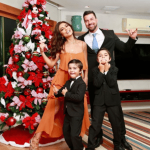 Juliana Paes com o marido, Carlos Eduardo Baptista, e os filhos, Pedro e Antônio