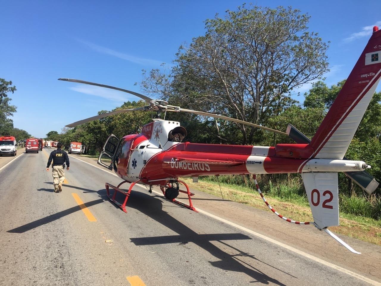 Helicóptero do Corpo de Bombeiros ajuda no resgate de vítimas do acidente com o ônibus da cantora Yasmin Santos, que envolveu outros dois veículos; uma pessoa morreu - Divulgação/PRF