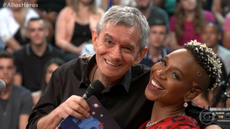 Karol Conká posa para fotos com Serginho no Altas Horas - Reprodução/TV Globo - Reprodução/TV Globo