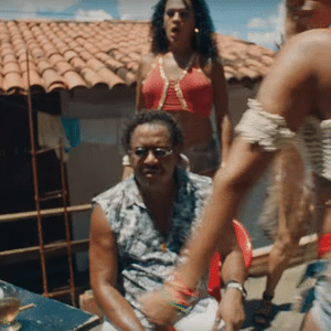 Compadre Washington no clipe de "Bola Rebola" - Reprodução/Youtube
