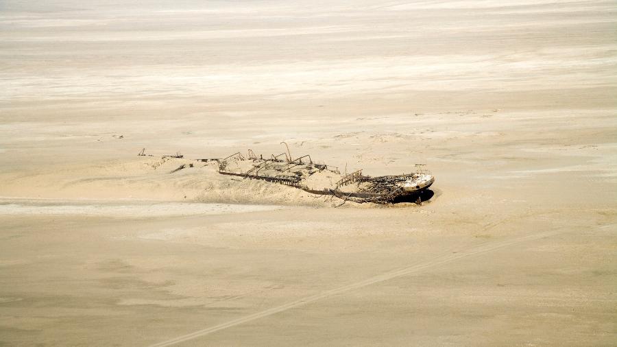 O Eduard Bohlen parece uma nave espacial que caiu do céu no meio do deserto da Namíbia - Mlenny/Getty Images/iStockphoto