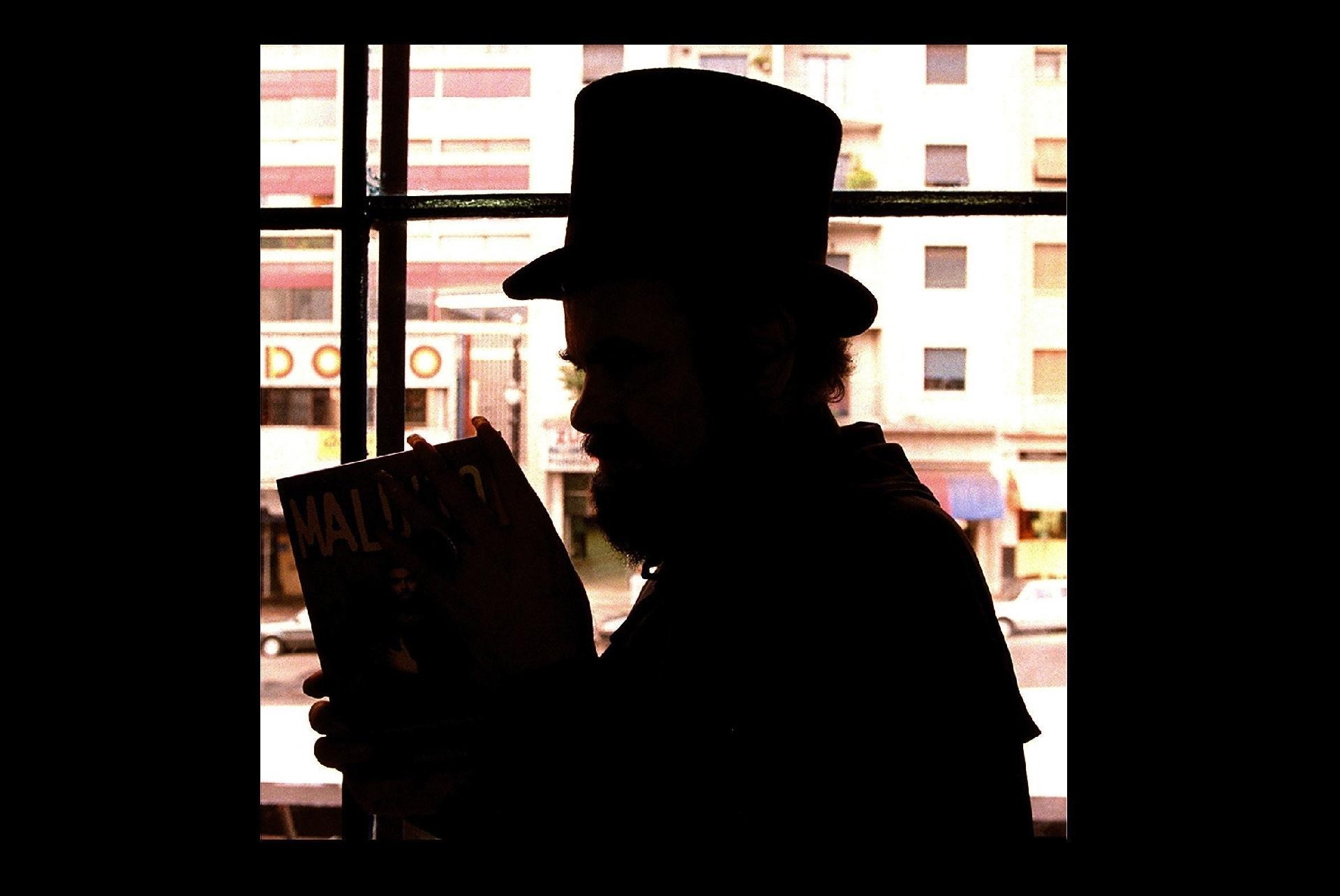 Zé do Caixão, o personagem criado e vivido pelo cineasta José Mojica Marins, durante entrevista sobre sua biografia, "Maldito", em 1999 - Alex Ribeiro/Folhapress