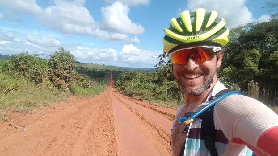 Ciclista Fernando Zogaib encara as estradas de terra no norte do Brasil durante a travessia do país - Acervo
