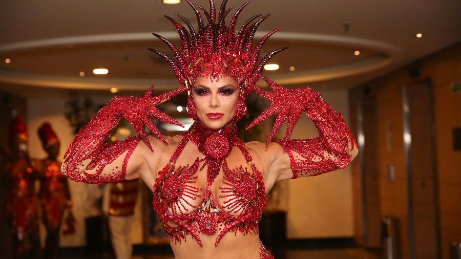 A rainha da Mancha Verde, Viviane Araújo, preparada para o desfile no Anhembi - Iwi Onodera/UOL