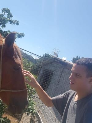 Pais de Lucas escolheram colocá-lo numa clínica especializada no cuidado com autistas severos - Arquivo pessoal