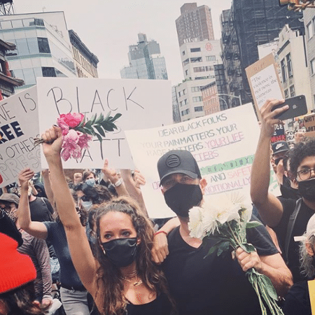 2.jun.2020 - David Schwimmer e a ex-mulher Zoe? Buckman durante protesto em Nova York - Reprodução / Instagram