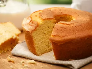 Vai um bolo de fubá? Essa receita é fácil e leva menos de uma hora