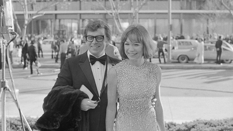 Pete Hamill e a atriz Shirley MacLaine chegam à cerimônia do Oscar em 1974 - Bettmann/Bettmann Archive
