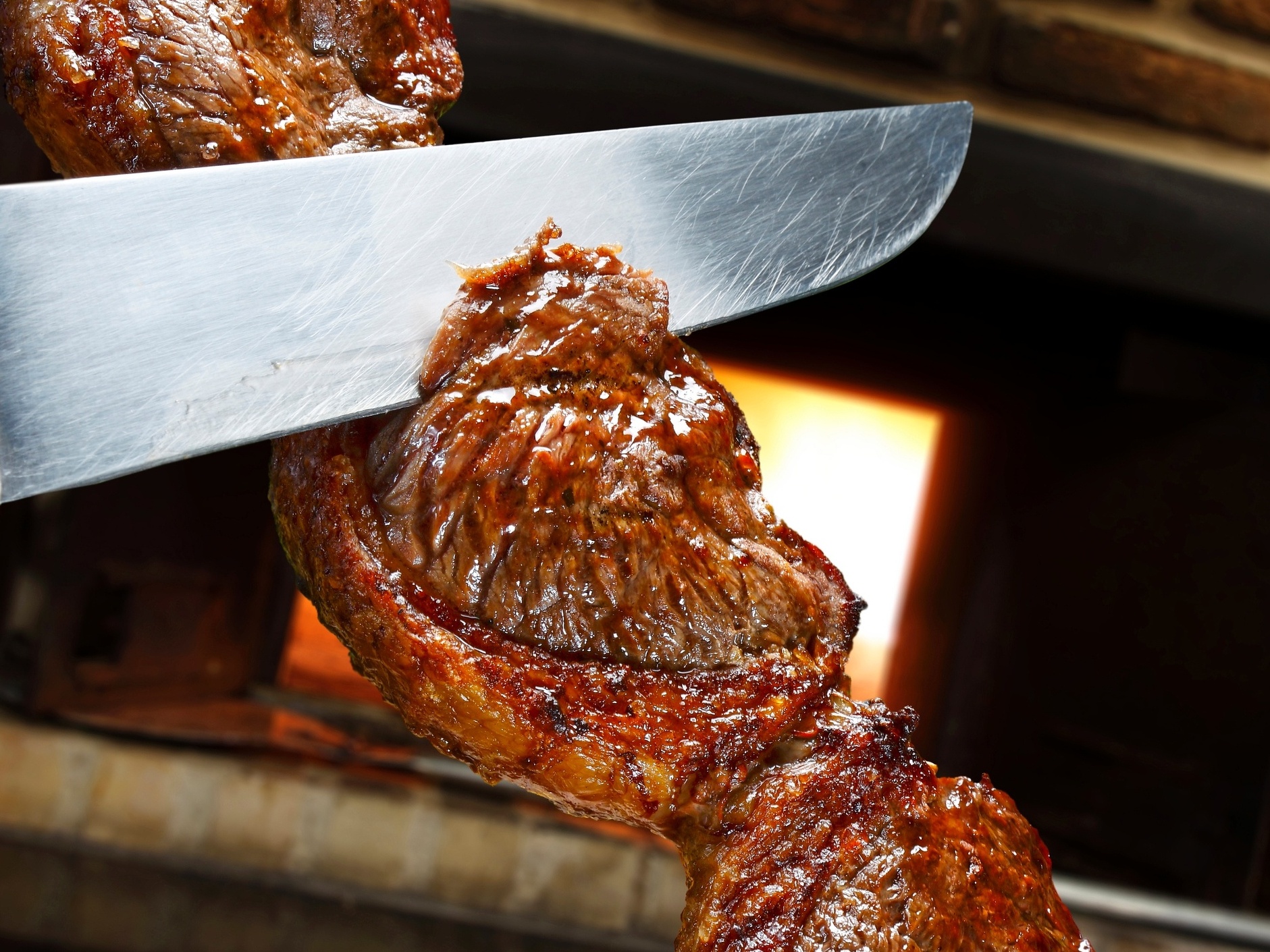 Picanha churrasco assado no espeto na brasa churrasco é muito consumido em  todo brasil