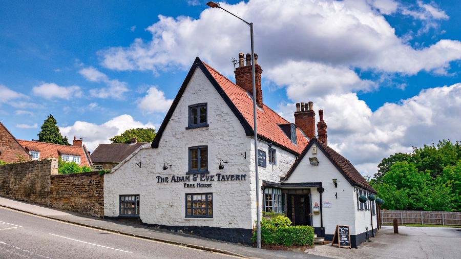 The Adam and Eve Tavern, em Lindum Road, um tradicional pub inglês de 1701 - Travellinglight/Getty Images