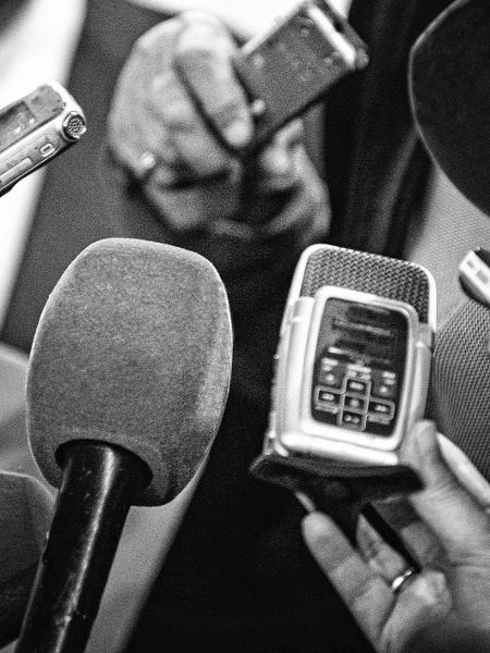 Jornalistas com microfones e gravadores durante entrevista - Getty Images/iStockphoto