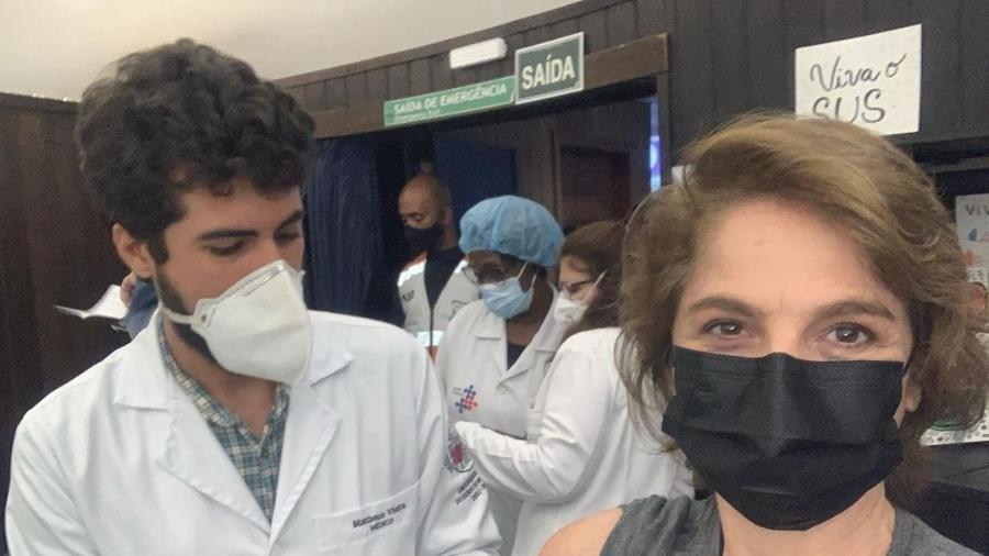 Drica Moraes elogiou Matheus, médico que lhe aplicou a segunda dose da vacina contra covid-19. - Reprodução/Instagram
