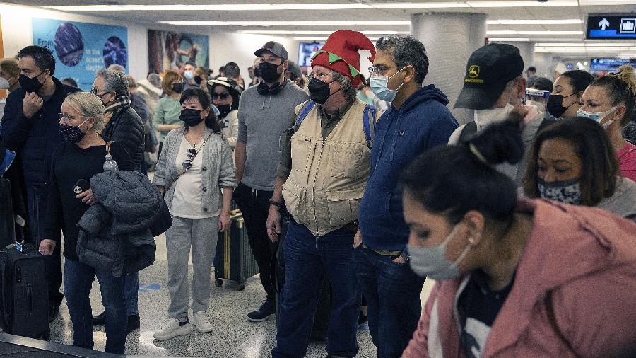Passageiros aguardam bagagem em esteira do Aeroporto Internacional de Miami, nos EUA - Joe Raedle/Getty Images/AFP