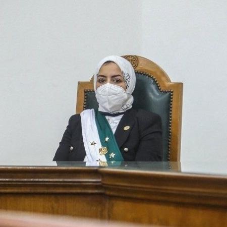 Radwa Helmi se torna 1ª mulher a fazer parte do Conselho de Estado do Egito - AFP